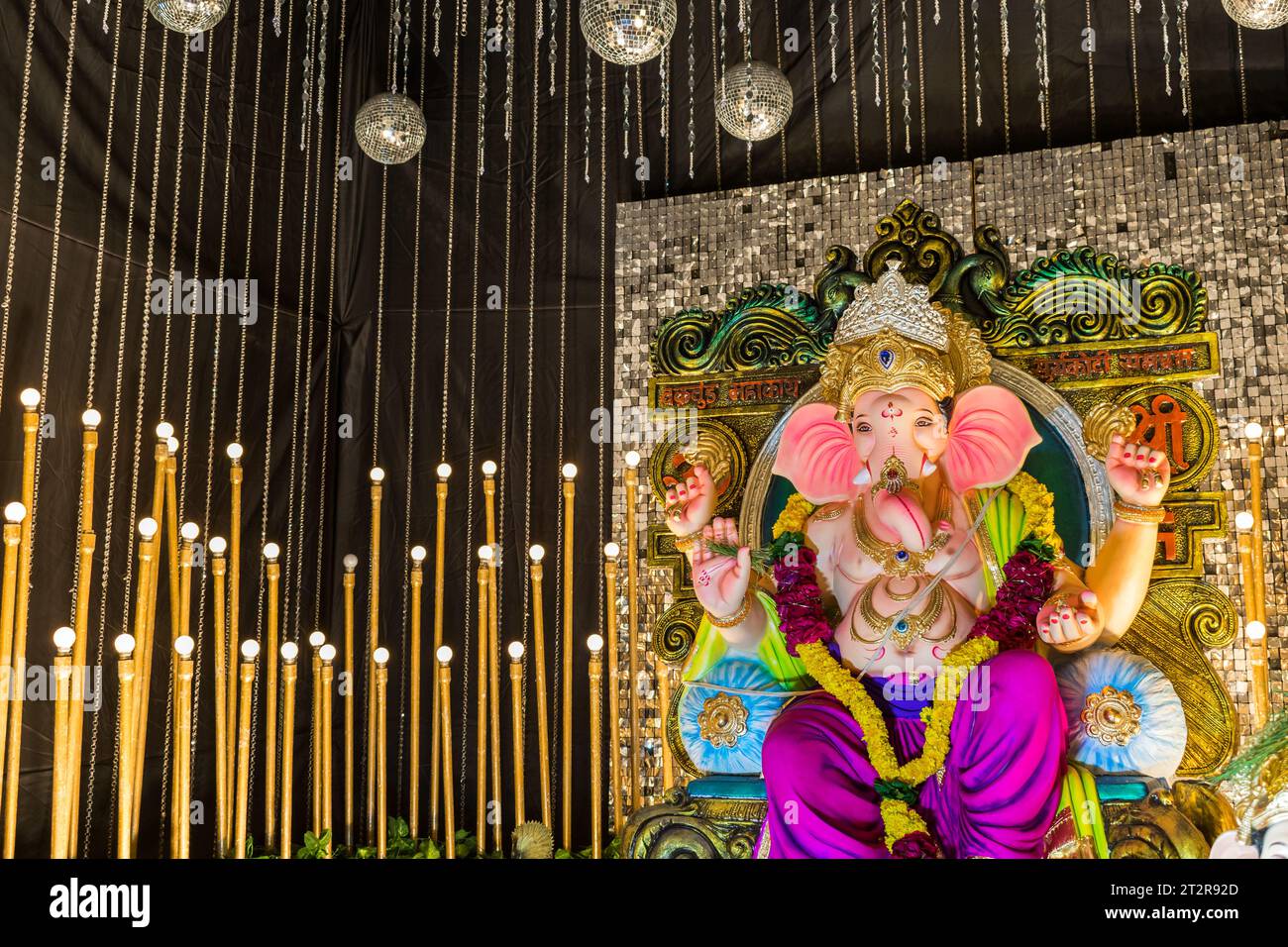 Un bellissimo idolo del Signore Ganesha che viene adorato in un mandal a Mumbai per l'auspicious festival indiano di Ganesh Chaturthi Foto Stock