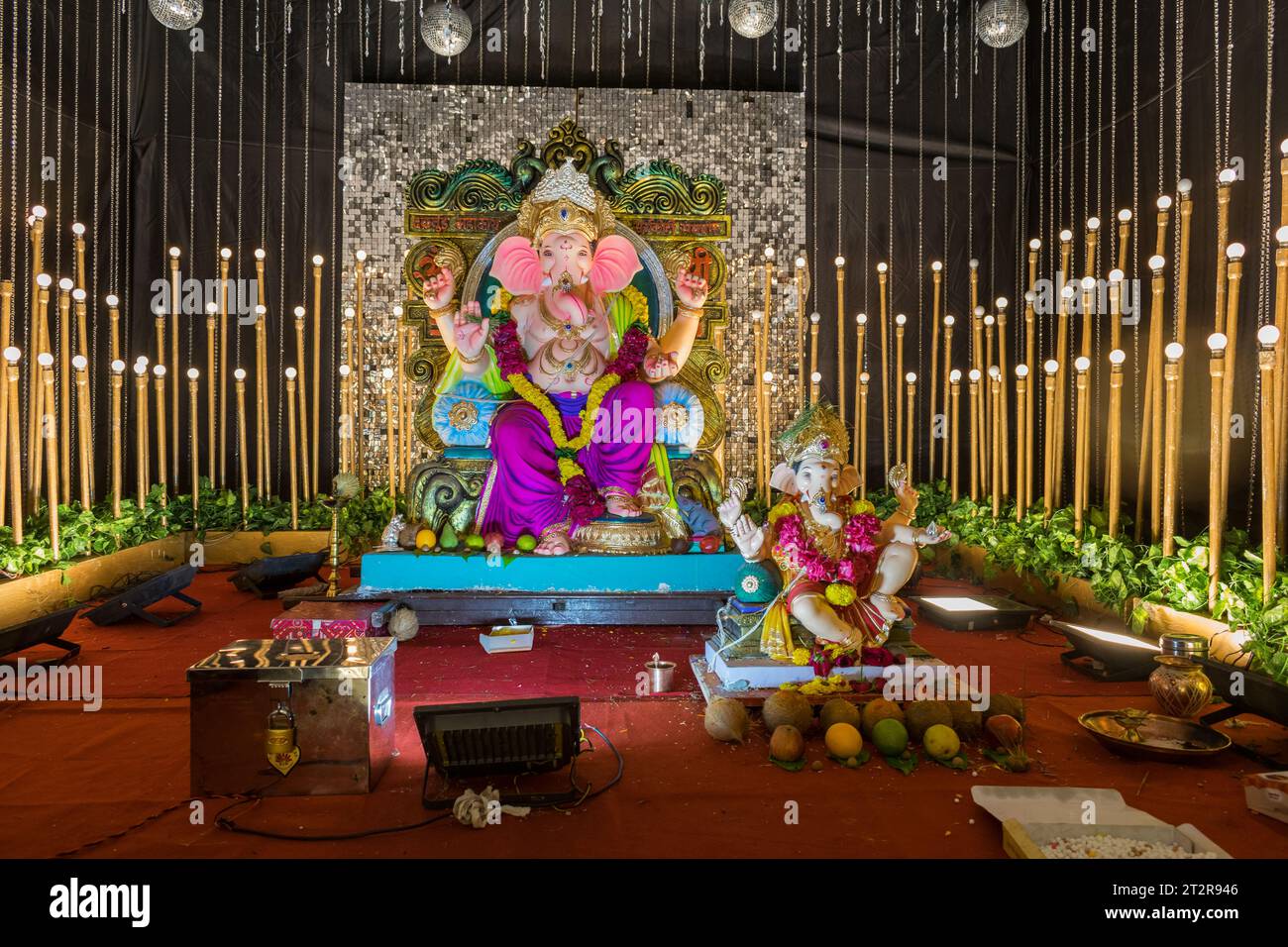 Un bellissimo idolo del Signore Ganesha che viene adorato in un mandal a Mumbai per l'auspicious festival indiano di Ganesh Chaturthi Foto Stock