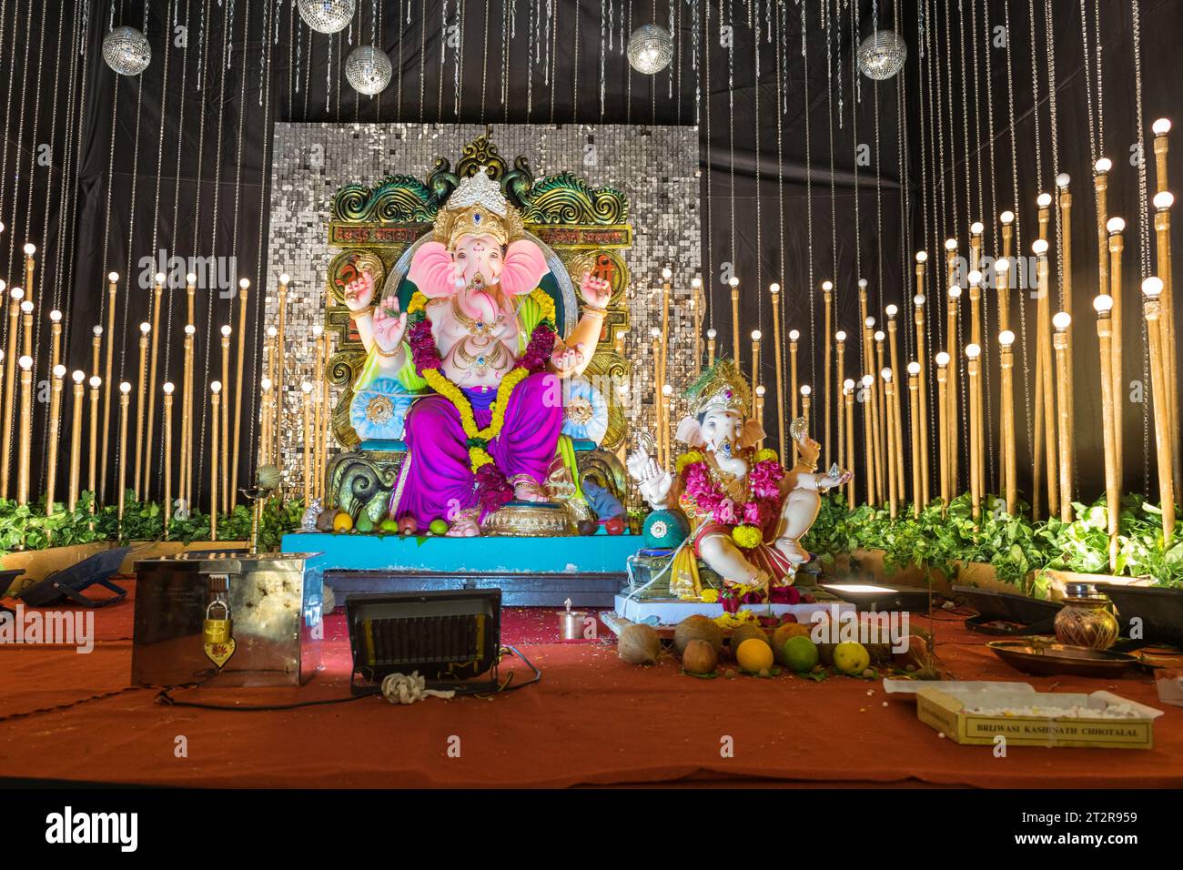 Un bellissimo idolo del Signore Ganesha che viene adorato in un mandal a Mumbai per l'auspicious festival indiano di Ganesh Chaturthi Foto Stock
