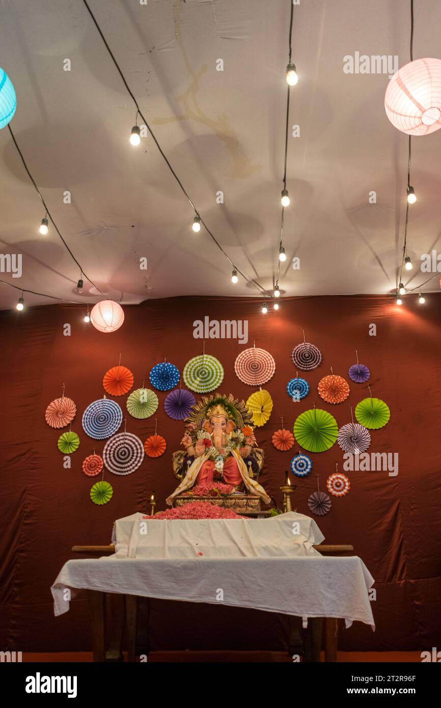 Un bellissimo idolo del Signore Ganesha che viene adorato in un mandal a Mumbai per l'auspicious festival indiano di Ganesh Chaturthi Foto Stock