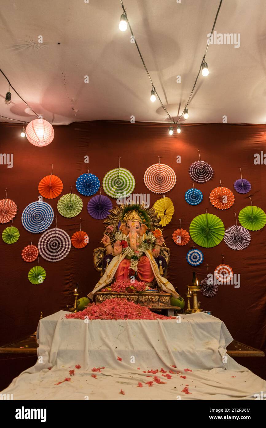 Un bellissimo idolo del Signore Ganesha che viene adorato in un mandal a Mumbai per l'auspicious festival indiano di Ganesh Chaturthi Foto Stock