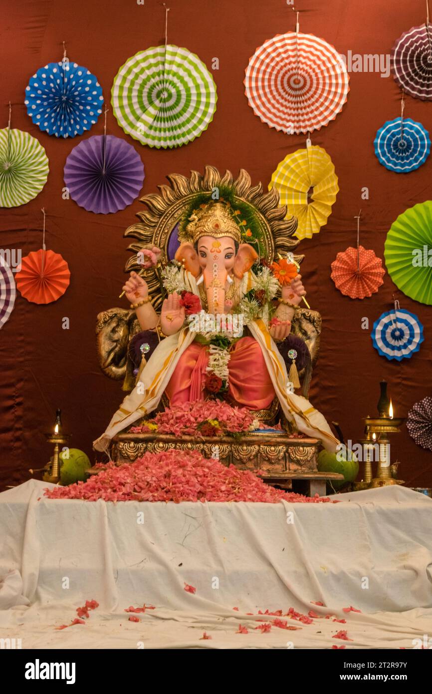 Un bellissimo idolo del Signore Ganesha che viene adorato in un mandal a Mumbai per l'auspicious festival indiano di Ganesh Chaturthi Foto Stock