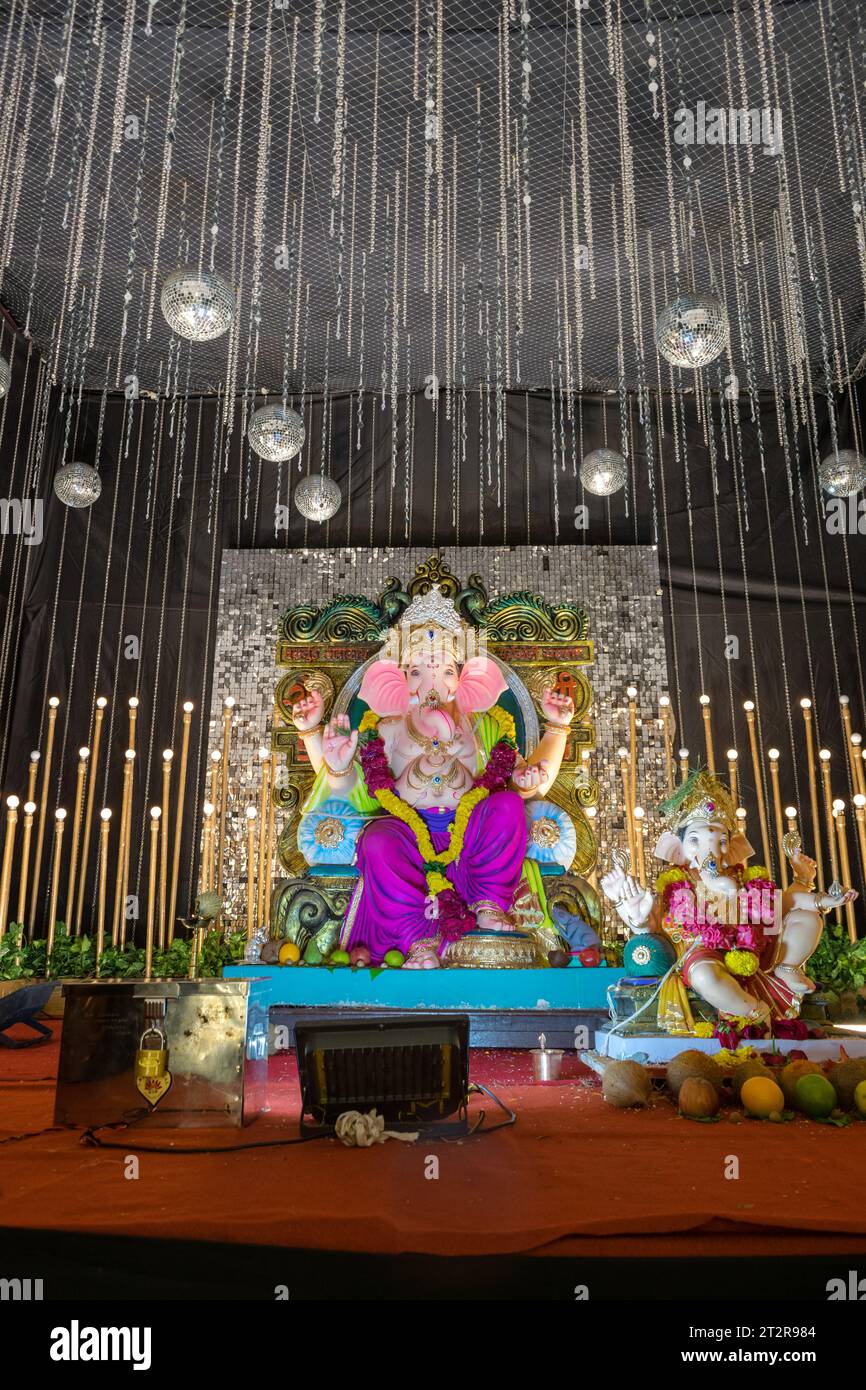 Un bellissimo idolo del Signore Ganesha che viene adorato in un mandal a Mumbai per l'auspicious festival indiano di Ganesh Chaturthi Foto Stock