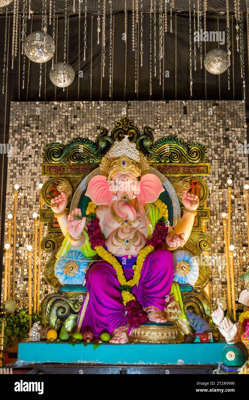Un bellissimo idolo del Signore Ganesha che viene adorato in un mandal a Mumbai per l'auspicious festival indiano di Ganesh Chaturthi Foto Stock