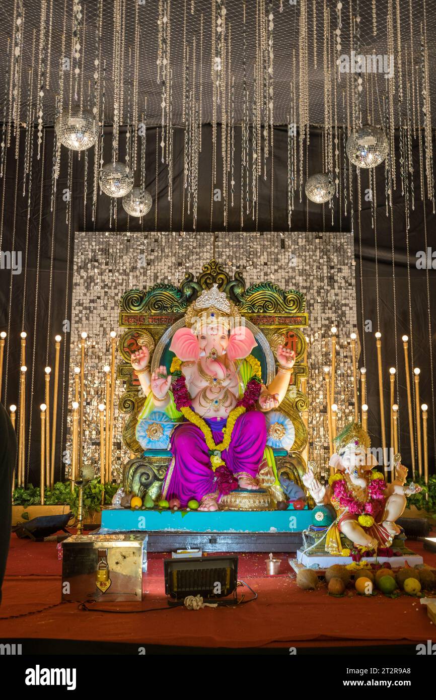 Un bellissimo idolo del Signore Ganesha che viene adorato in un mandal a Mumbai per l'auspicious festival indiano di Ganesh Chaturthi Foto Stock