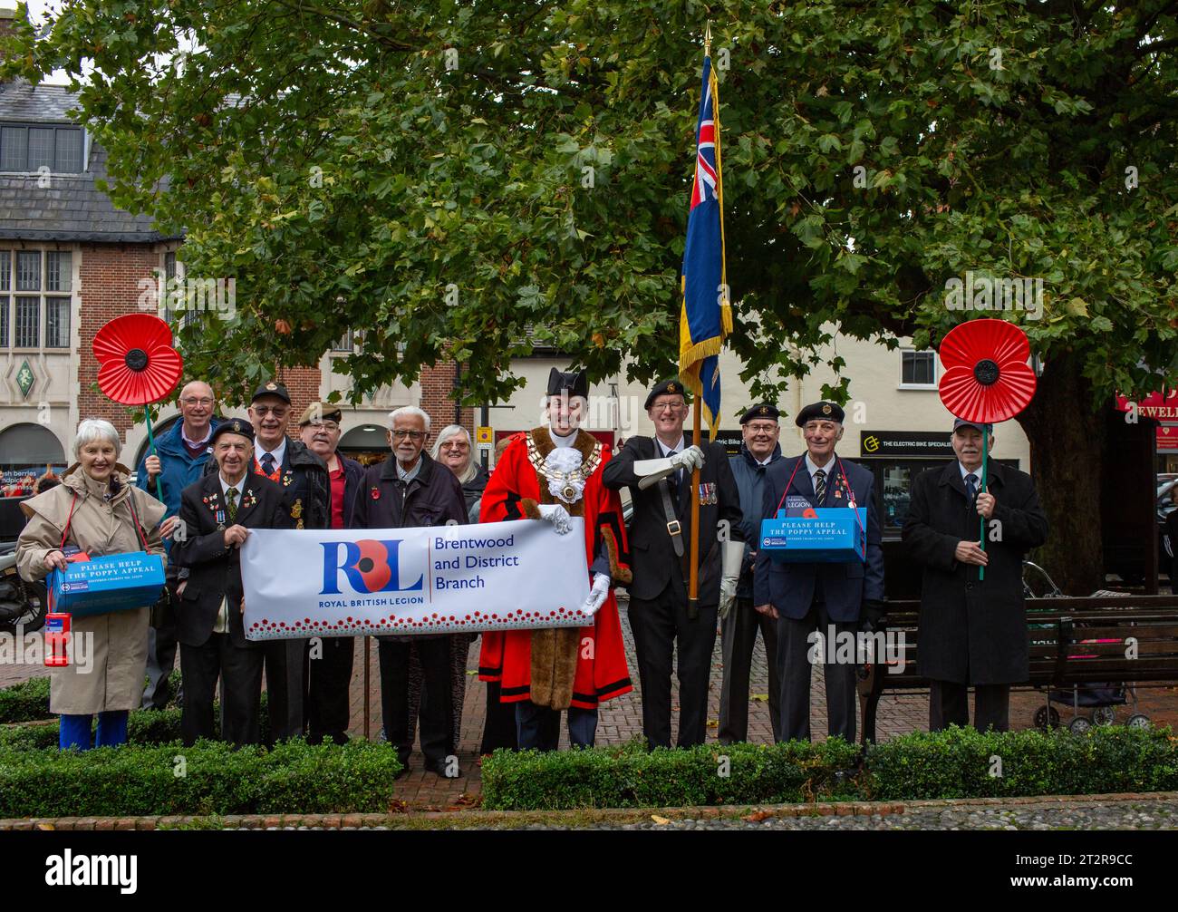 Brentwood Essex 21 ottobre 2023 il ramo di Brentwood della Royal British Legion lancia l'appello papavero con il sindaco di Brentwood Gareth Barrett e i veterani in vista del lancio dell'appello in negozi, ristoranti, cuccioli, chiese e scuole intorno al quartiere credito: Richard Lincoln/Alamy Live News Foto Stock