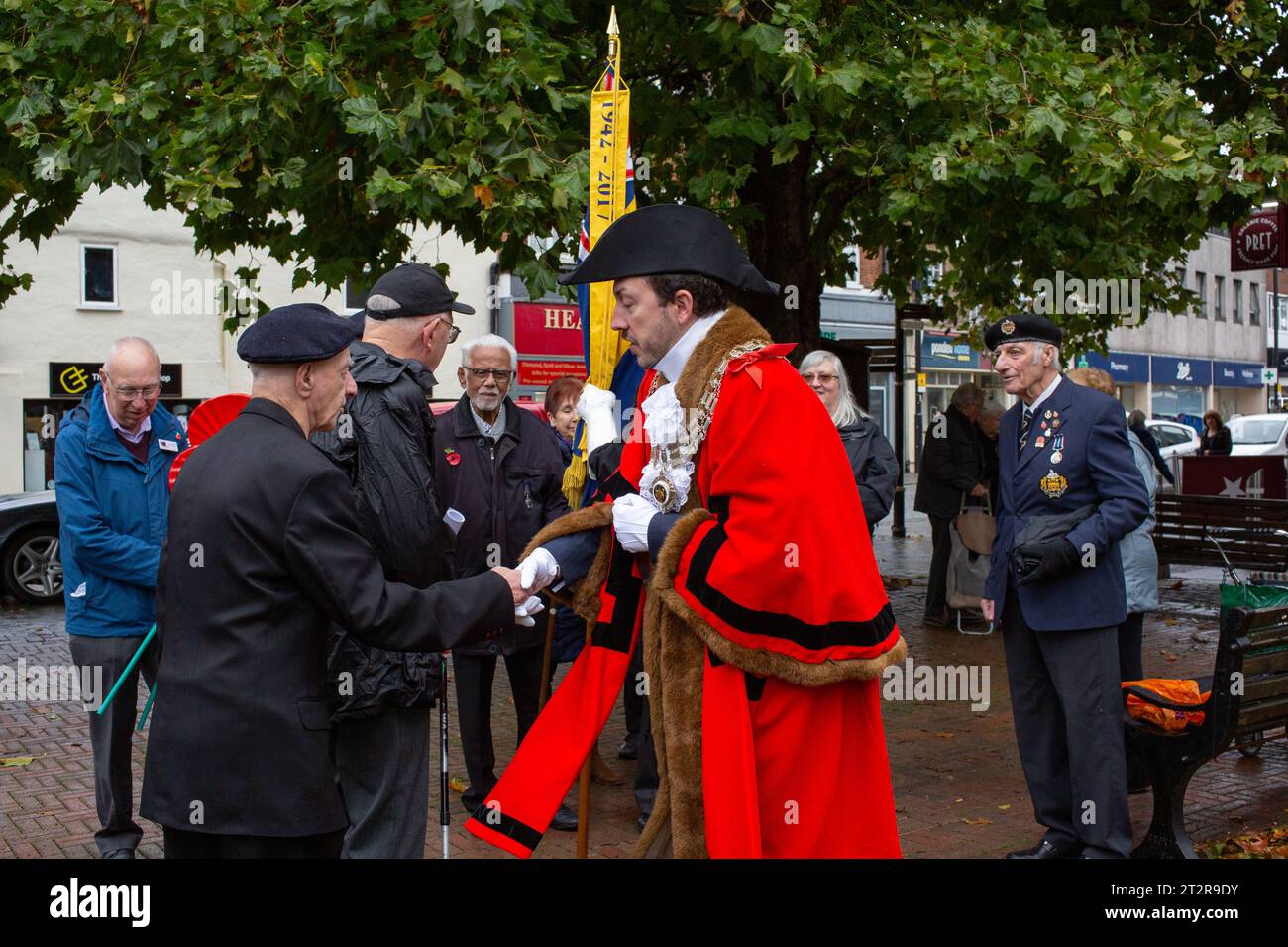 Brentwood Essex 21 ottobre 2023 il ramo di Brentwood della Royal British Legion lancia l'appello papavero con il sindaco di Brentwood Gareth Barrett e i veterani in vista del lancio dell'appello in negozi, ristoranti, cuccioli, chiese e scuole intorno al quartiere credito: Richard Lincoln/Alamy Live News Foto Stock