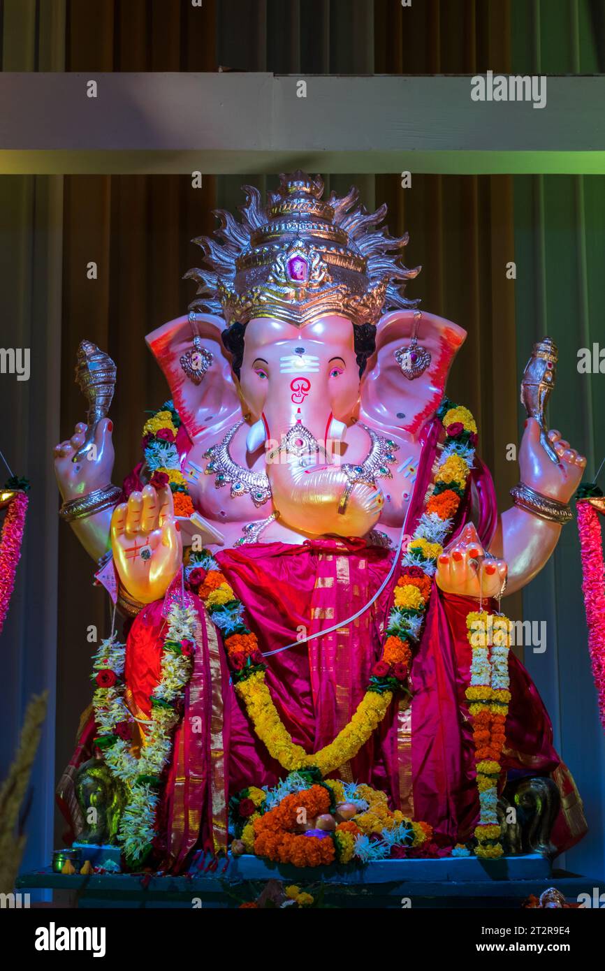 Un bellissimo idolo del Signore Ganesha che viene adorato in un mandal a Mumbai per l'auspicious festival indiano di Ganesh Chaturthi Foto Stock