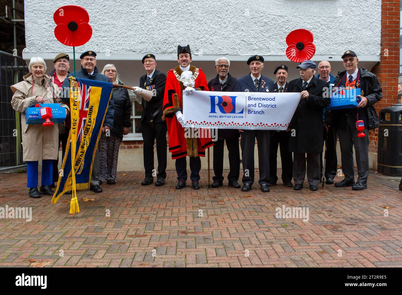 Brentwood Essex 21 ottobre 2023 il ramo di Brentwood della Royal British Legion lancia l'appello papavero con il sindaco di Brentwood Gareth Barrett e i veterani in vista del lancio dell'appello in negozi, ristoranti, cuccioli, chiese e scuole intorno al quartiere credito: Richard Lincoln/Alamy Live News Foto Stock