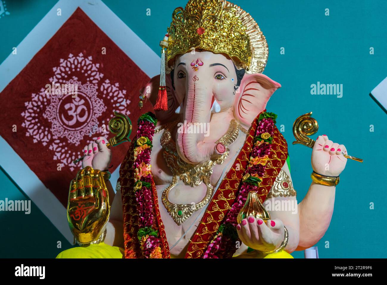 Un bellissimo idolo del Signore Ganesha che viene adorato in un mandal a Mumbai per l'auspicious festival indiano di Ganesh Chaturthi Foto Stock
