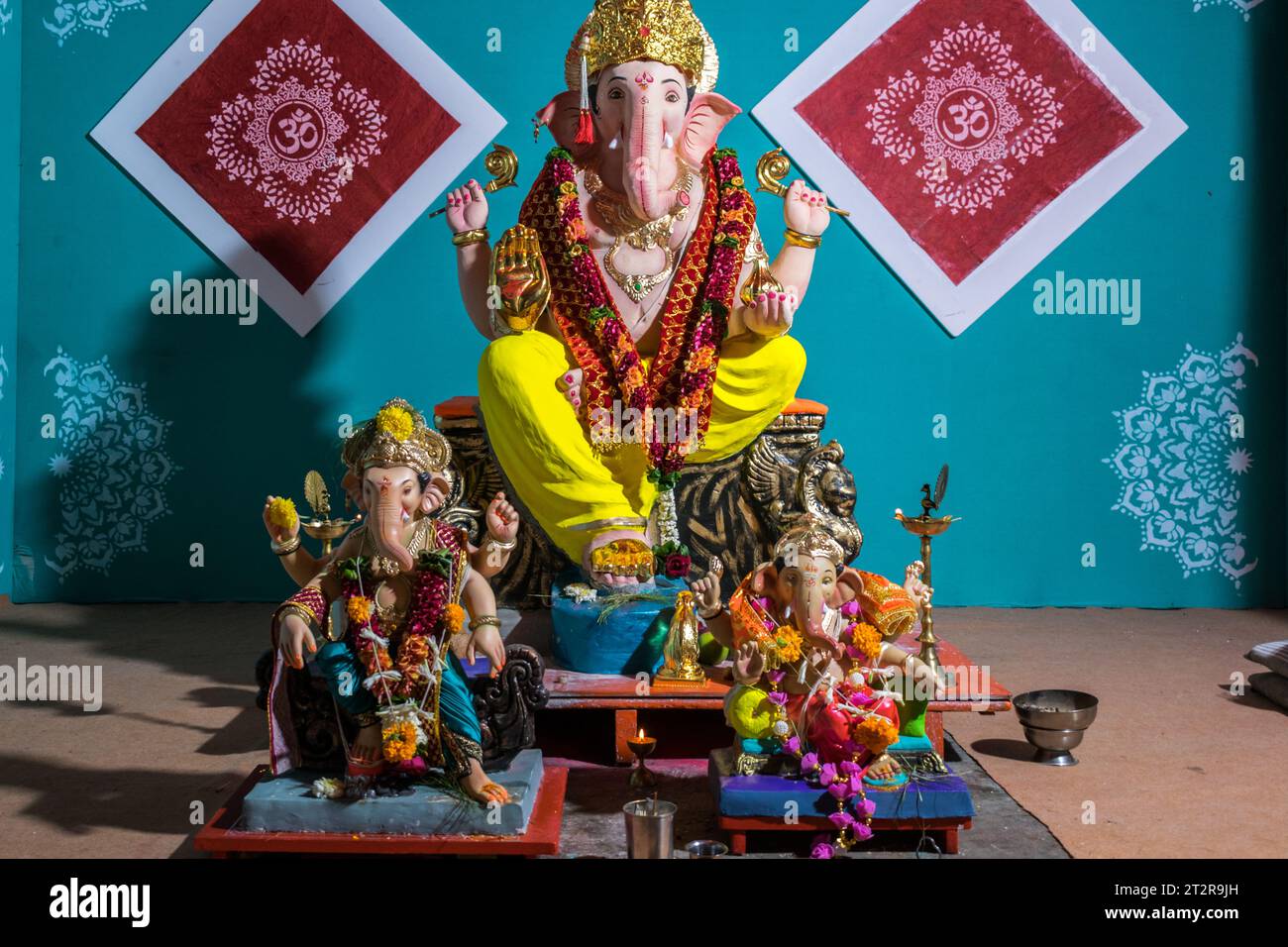 Un bellissimo idolo del Signore Ganesha che viene adorato in un mandal a Mumbai per l'auspicious festival indiano di Ganesh Chaturthi Foto Stock