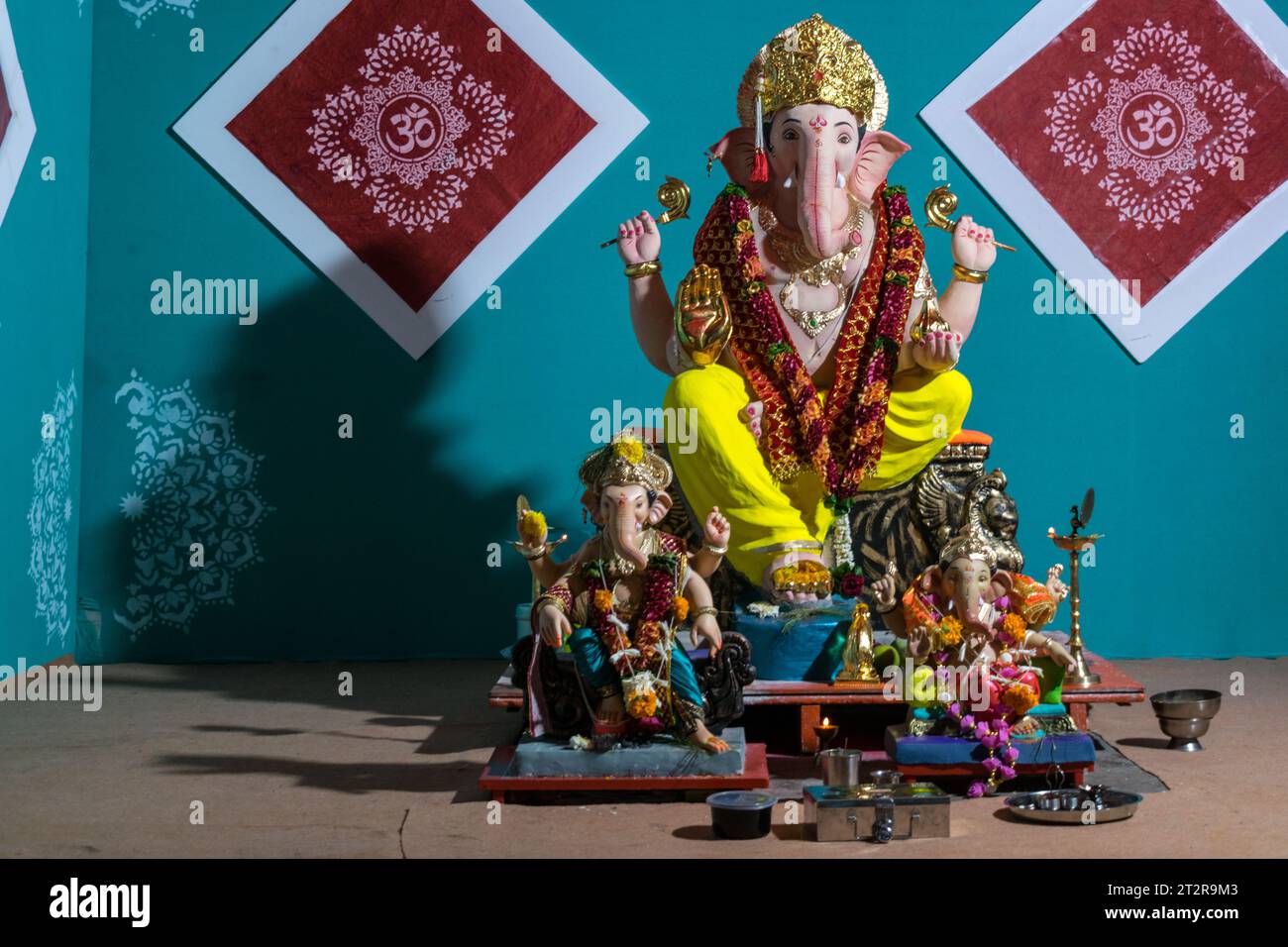 Un bellissimo idolo del Signore Ganesha che viene adorato in un mandal a Mumbai per l'auspicious festival indiano di Ganesh Chaturthi Foto Stock
