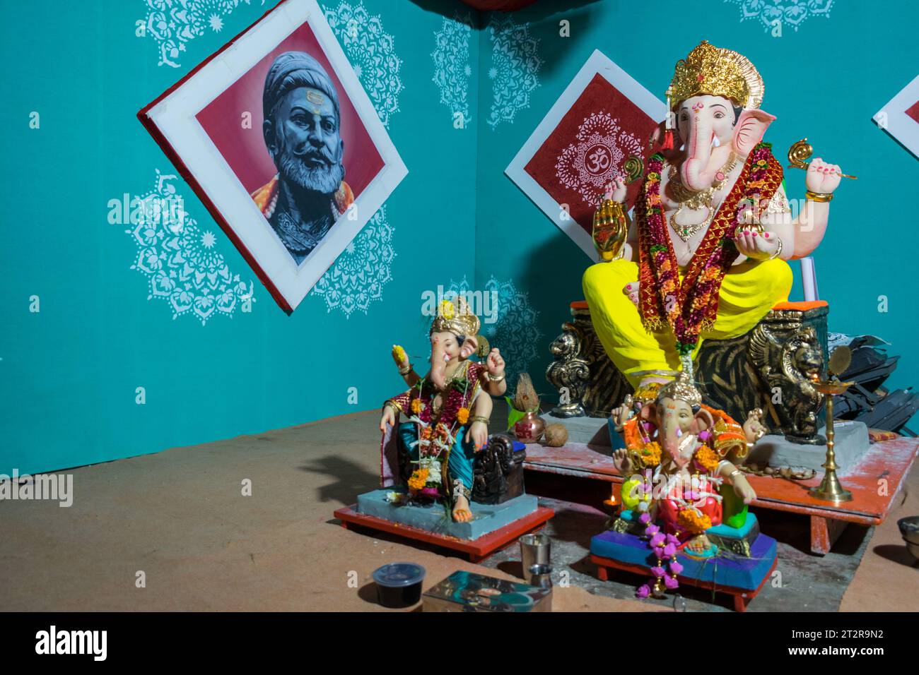 Un bellissimo idolo del Signore Ganesha che viene adorato in un mandal a Mumbai per l'auspicious festival indiano di Ganesh Chaturthi Foto Stock
