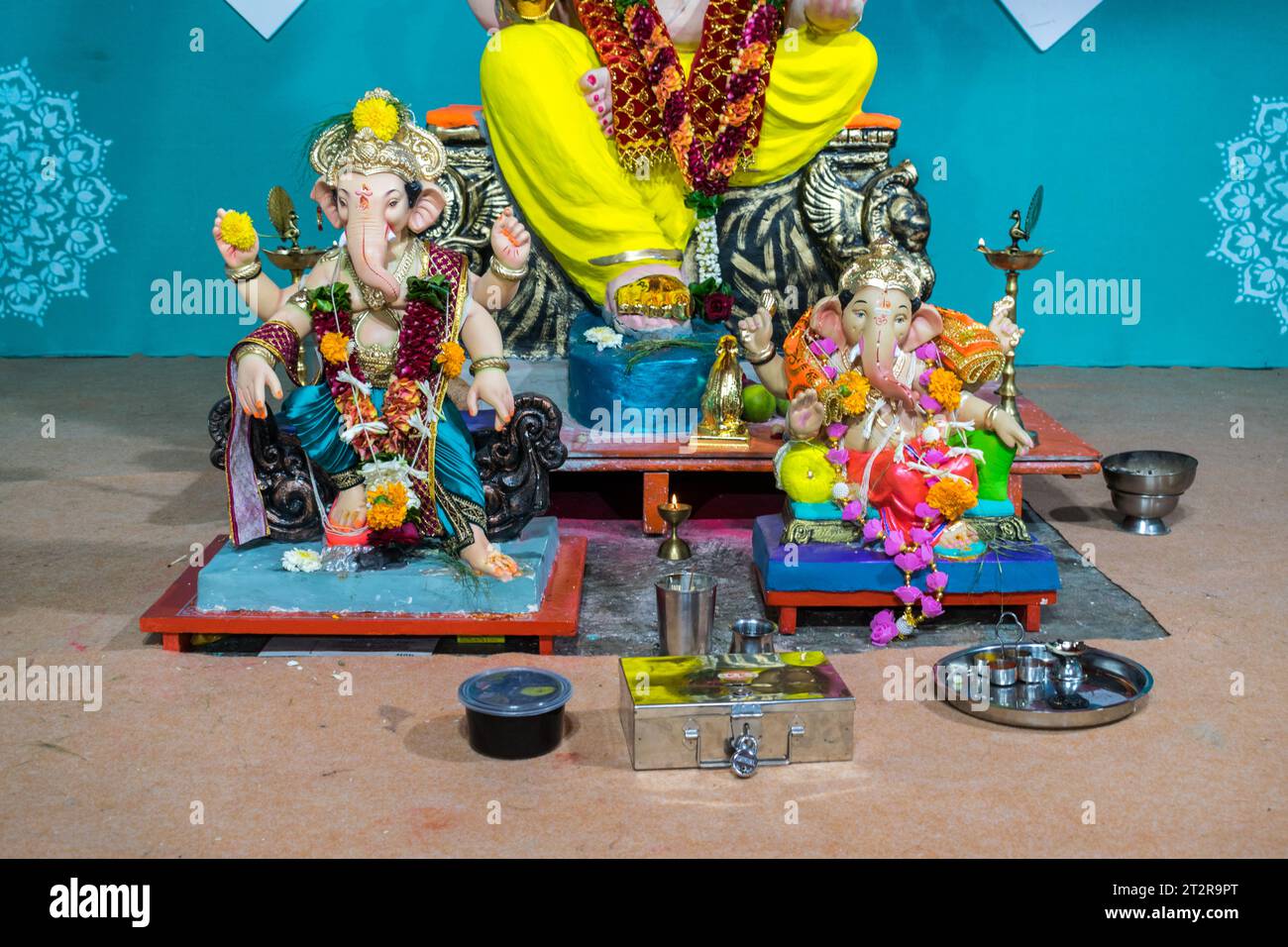 Un bellissimo idolo del Signore Ganesha che viene adorato in un mandal a Mumbai per l'auspicious festival indiano di Ganesh Chaturthi Foto Stock