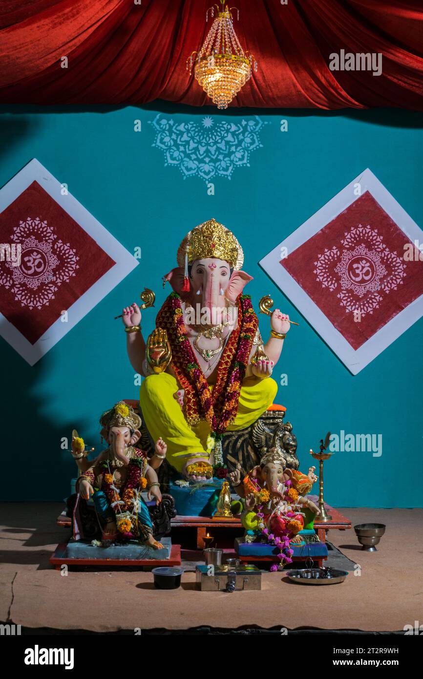 Un bellissimo idolo del Signore Ganesha che viene adorato in un mandal a Mumbai per l'auspicious festival indiano di Ganesh Chaturthi Foto Stock