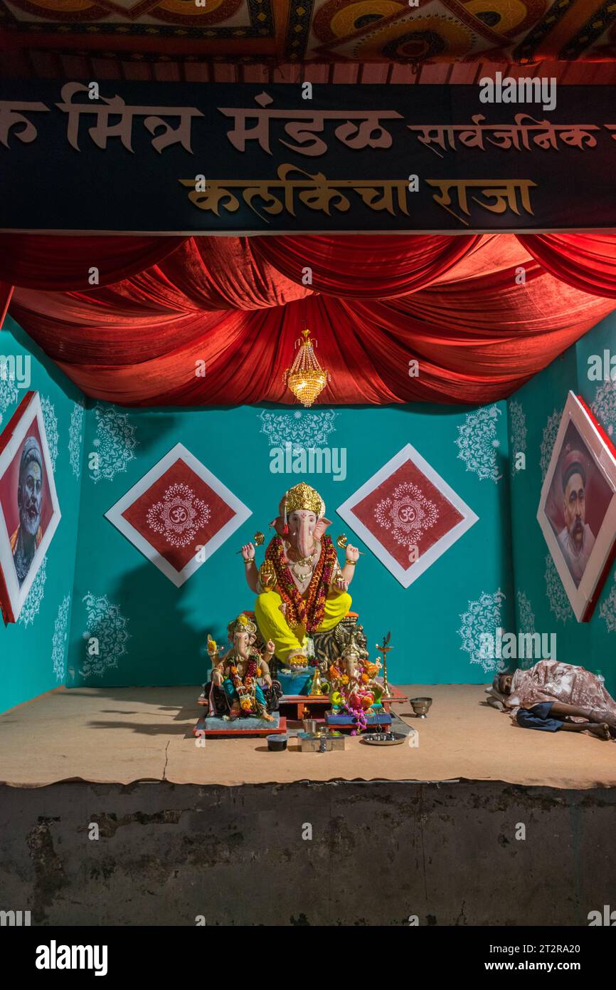 Un bellissimo idolo del Signore Ganesha che viene adorato in un mandal a Mumbai per l'auspicious festival indiano di Ganesh Chaturthi Foto Stock