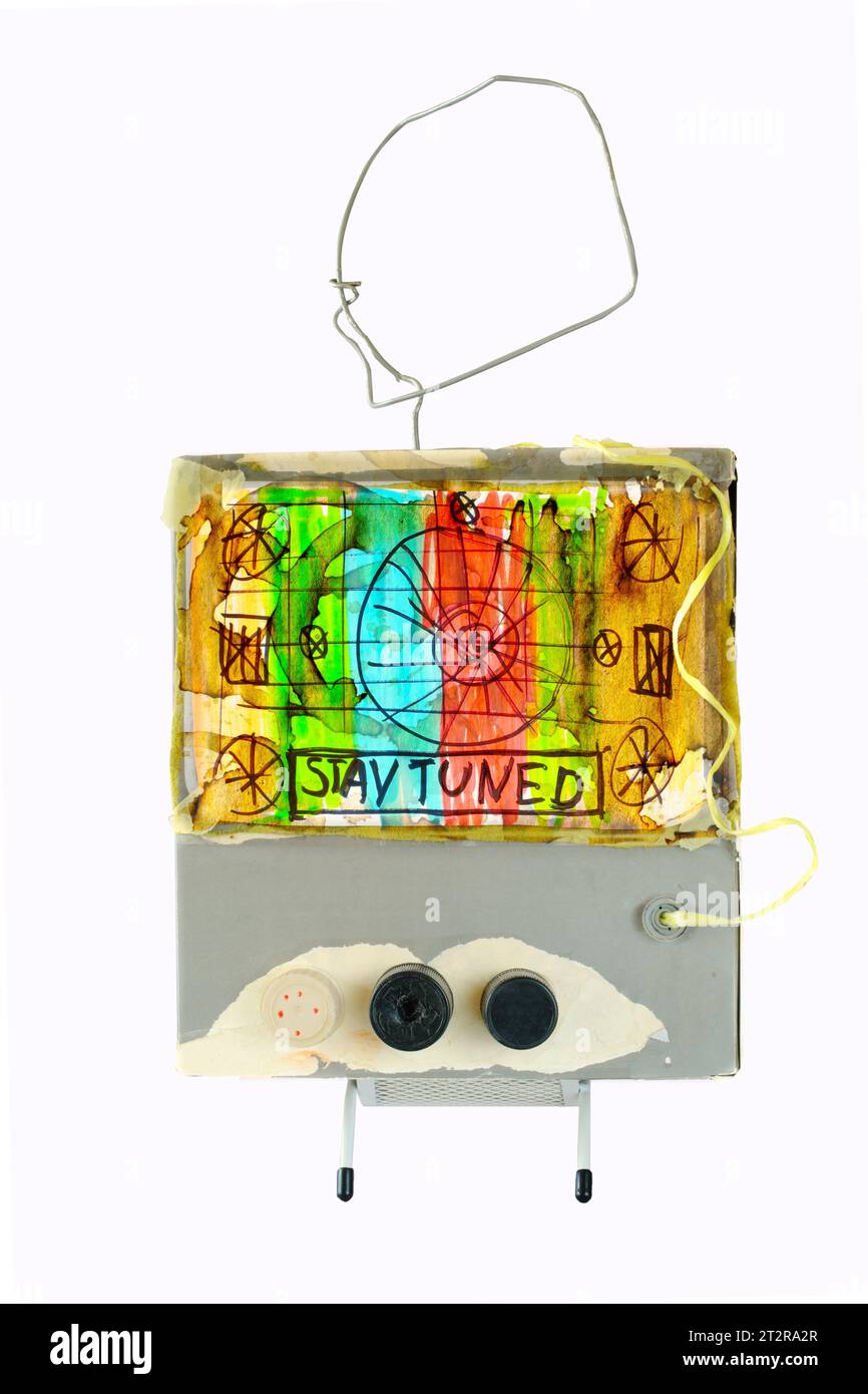 Modello di set TV super grungy con motivo di test e didascalia "Stay tuned", offline, problemi del server, disturbo, segnale di errore di disattivazione del sito Web, isolato su bianco Foto Stock
