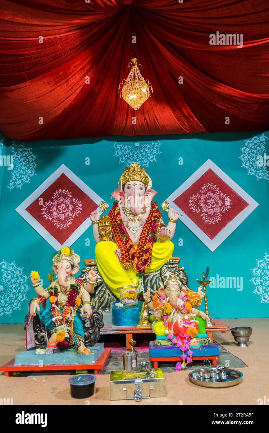 Un bellissimo idolo del Signore Ganesha che viene adorato in un mandal a Mumbai per l'auspicious festival indiano di Ganesh Chaturthi Foto Stock