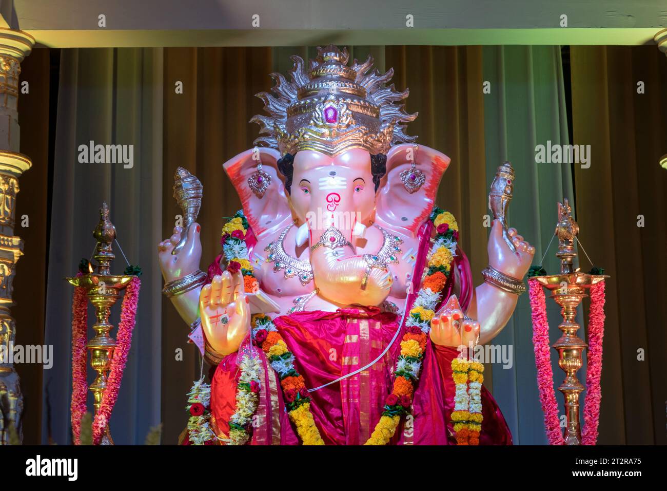 Un bellissimo idolo del Signore Ganesha che viene adorato in un mandal a Mumbai per l'auspicious festival indiano di Ganesh Chaturthi Foto Stock