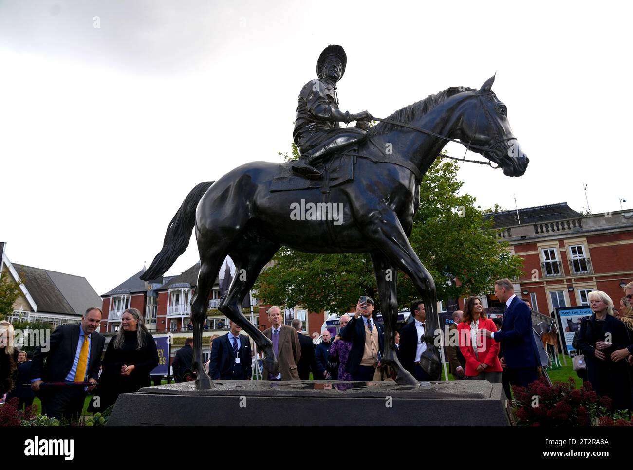 Una statua del fantino Frankie Dettori dopo essere stata svelata in vista del QIPCO British Champions Day all'Ascot Racecourse, Berkshire. Data immagine: Sabato 21 ottobre 2023. Foto Stock