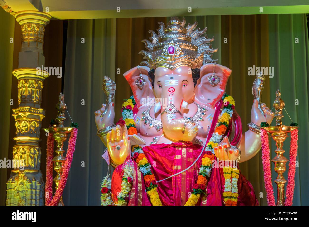 Un bellissimo idolo del Signore Ganesha che viene adorato in un mandal a Mumbai per l'auspicious festival indiano di Ganesh Chaturthi Foto Stock