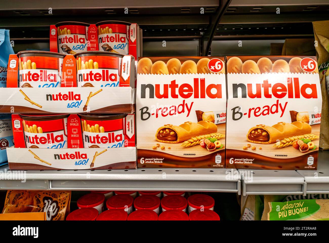 Italia - 19 ottobre 2023: Pacchetti di Nutella B-ready e Nutella and GO! Esposto sugli scaffali per la vendita nel supermercato italiano. Ferrero productssupermark Foto Stock