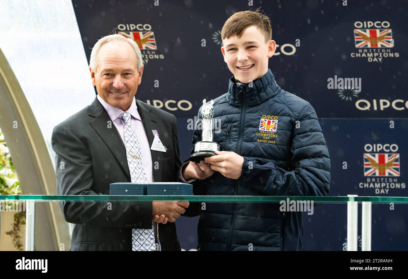 Ascot, Berkshire, Regno Unito; Frankie Dettori e Trawlerman vincono la QIPCO British Champions Long Distance Cup (gruppo 2) per l'allenatore John & Thady Gosden e il proprietario Godolphin. Credito immagini equine JTW / Alamy Foto Stock