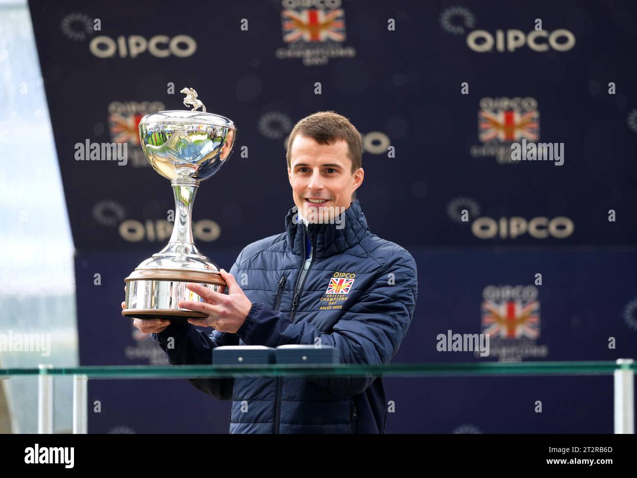 Il fantino campione William Buick posa per una foto con il suo trofeo durante il QIPCO British Champions Day all'Ascot Racecourse, Berkshire. Data immagine: Sabato 21 ottobre 2023. Foto Stock
