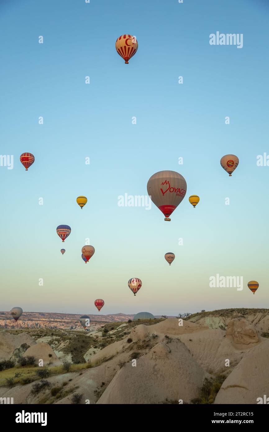 I palloni ad aria calda su formazioni rocciose, Valle delle Rose (Gulludere), Cappadocia, Turchia Foto Stock