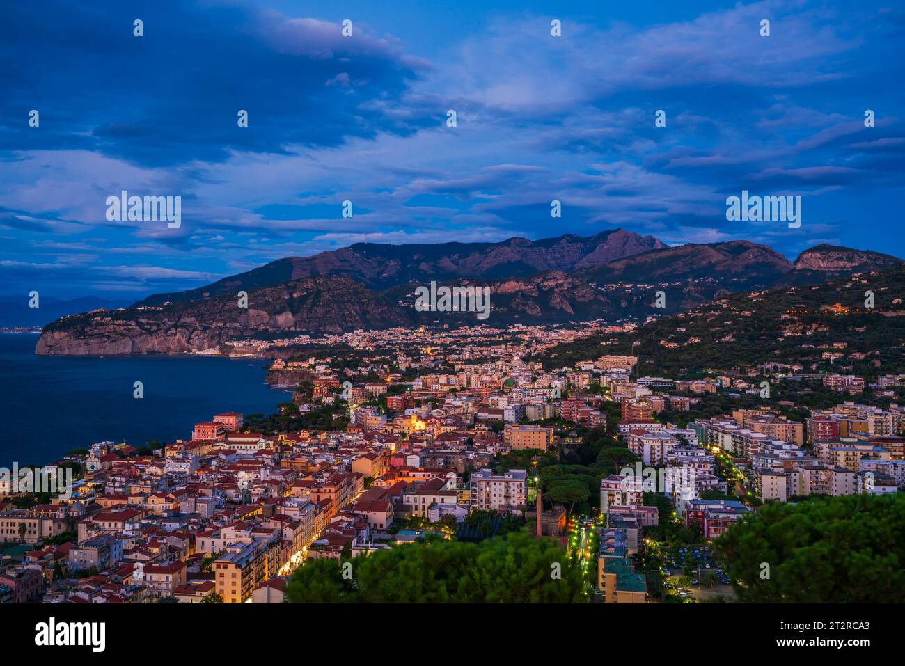 Vista panoramica di Sorrento e del Golfo di Napoli in Italia al tramonto Foto Stock