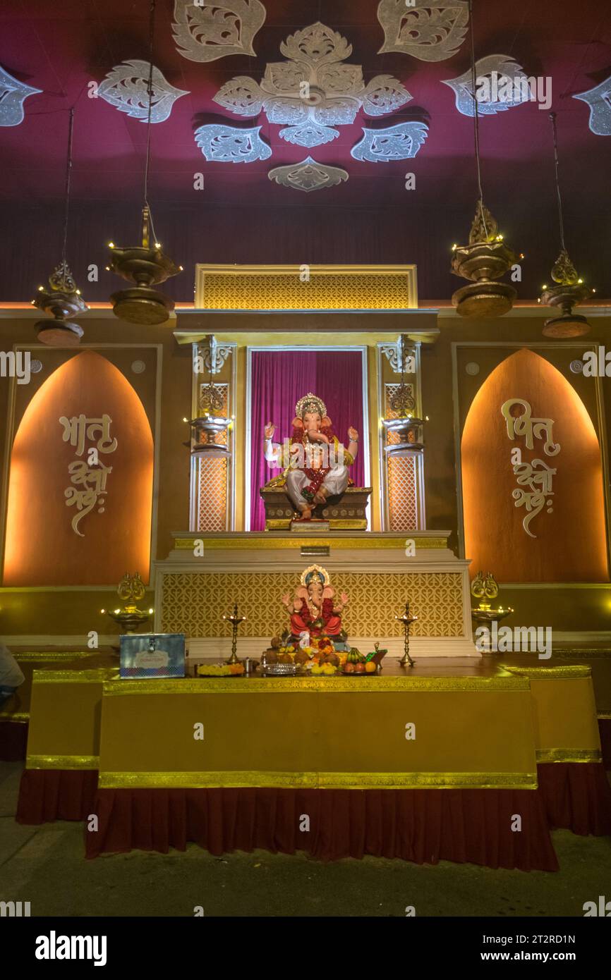 Un bellissimo idolo del Signore Ganesha che viene adorato in un mandal a Mumbai per l'auspicious festival indiano di Ganesh Chaturthi Foto Stock