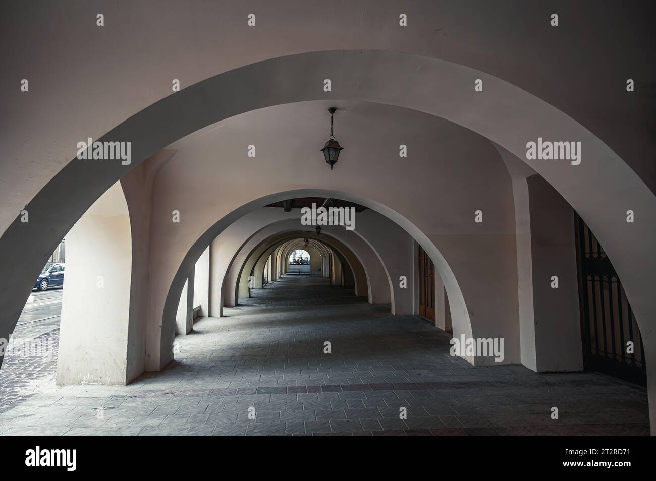 Passaggio ad arco, strada con corridoio ad arco a Cracovia, Polonia Foto Stock