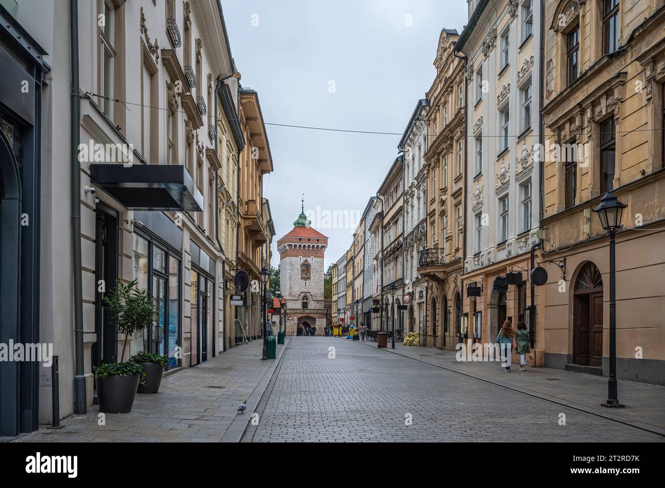 St Porta Florian a Cracovia, Polonia. Strada turistica con negozi, caffè Foto Stock