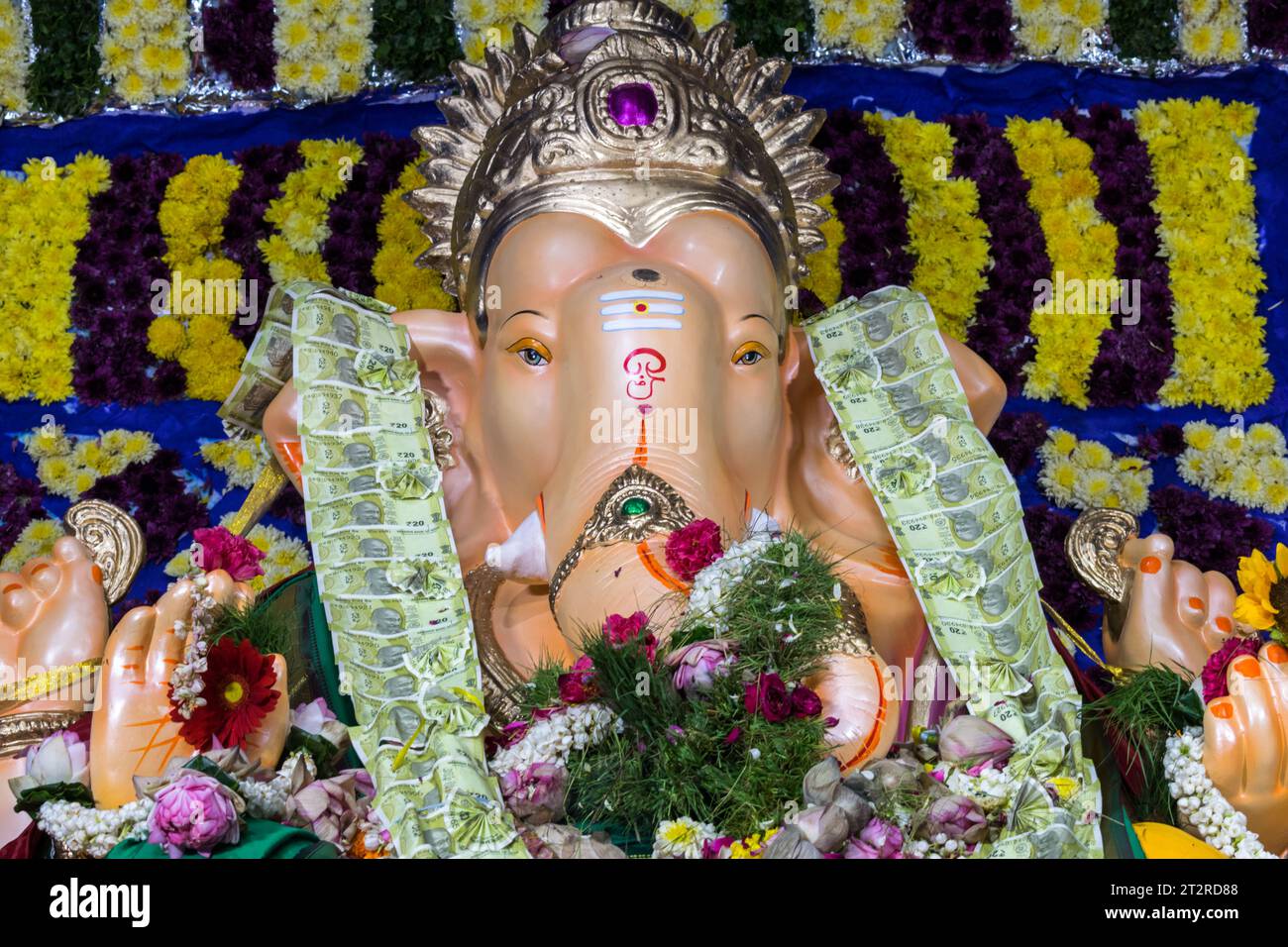 Un bellissimo idolo del Signore Ganesha che viene adorato in un mandal a Mumbai per l'auspicious festival indiano di Ganesh Chaturthi Foto Stock
