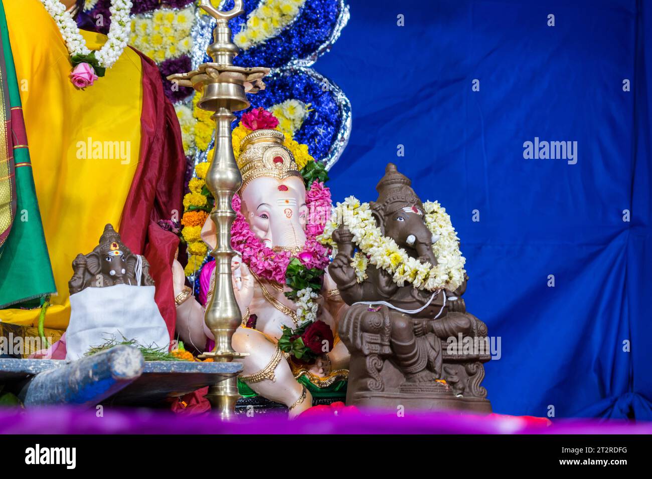 Un bellissimo idolo del Signore Ganesha che viene adorato in un mandal a Mumbai per l'auspicious festival indiano di Ganesh Chaturthi Foto Stock