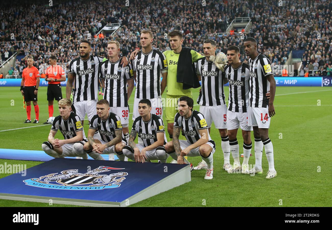 Foto della squadra del Newcastle United prima del calcio d'inizio. - Newcastle United contro Paris Saint-Germain, UEFA Champions League, gruppo F, St James’s Park Stadium, Newcastle, Regno Unito. - 4 ottobre 2023. Solo per uso editoriale - si applicano le restrizioni DataCo. Foto Stock