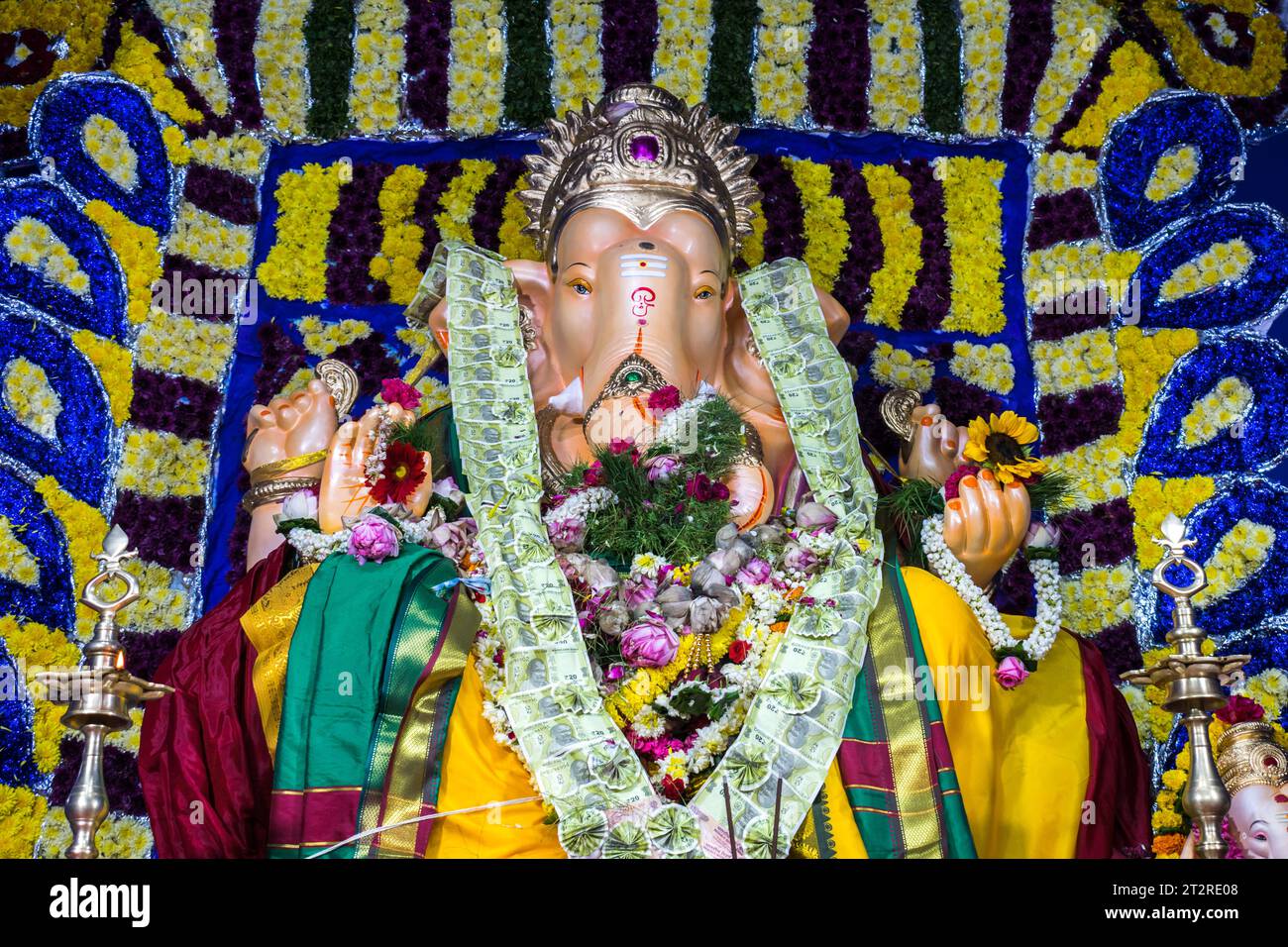 Un bellissimo idolo del Signore Ganesha che viene adorato in un mandal a Mumbai per l'auspicious festival indiano di Ganesh Chaturthi Foto Stock