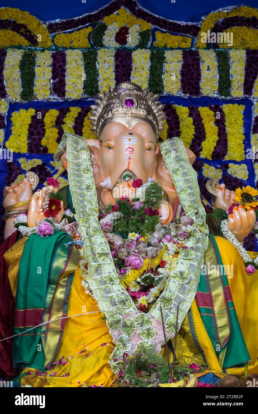 Un bellissimo idolo del Signore Ganesha che viene adorato in un mandal a Mumbai per l'auspicious festival indiano di Ganesh Chaturthi Foto Stock