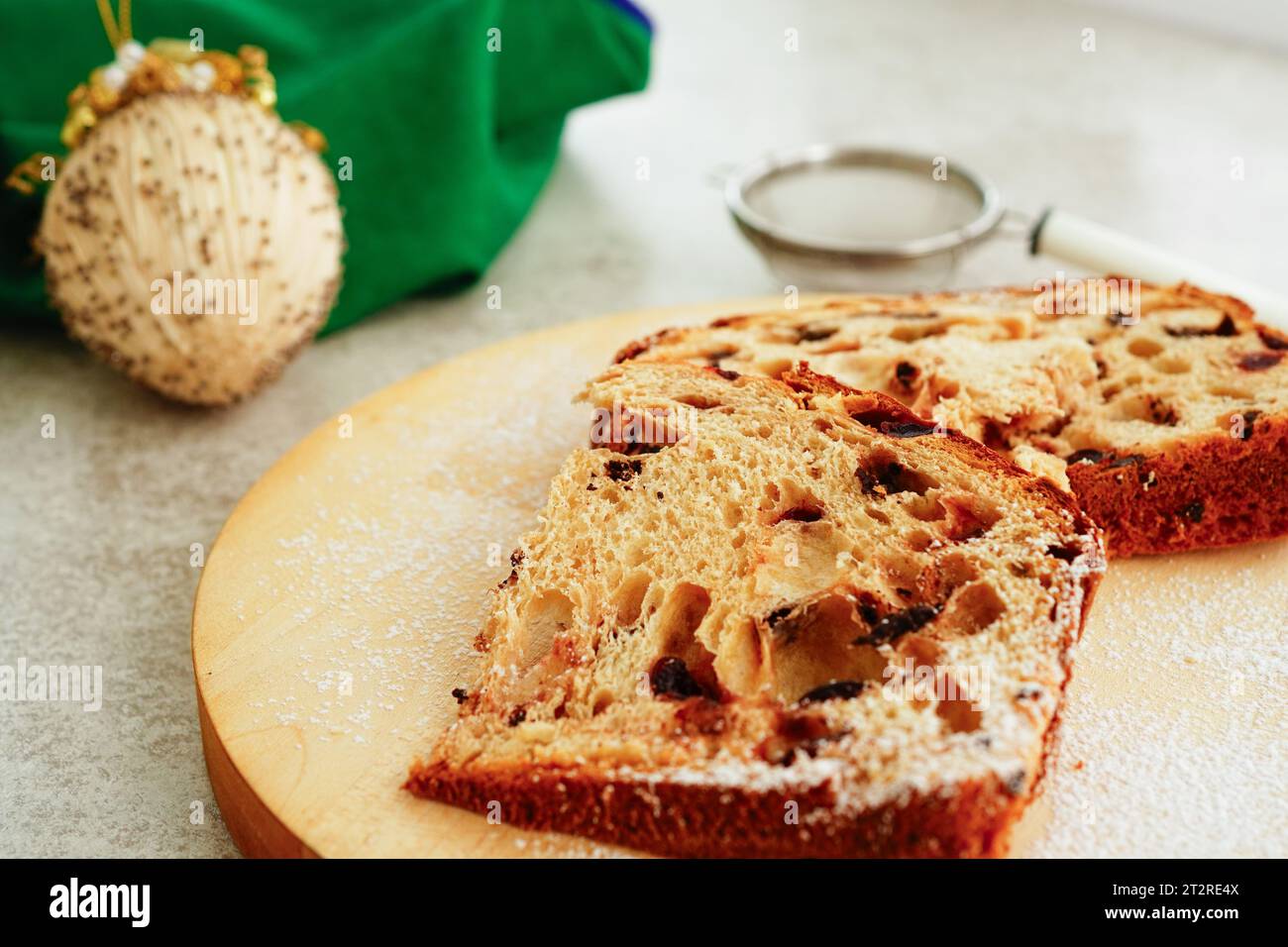 Panettone tagliato su tavola di legno, tradizionale torta natalizia italiana Foto Stock