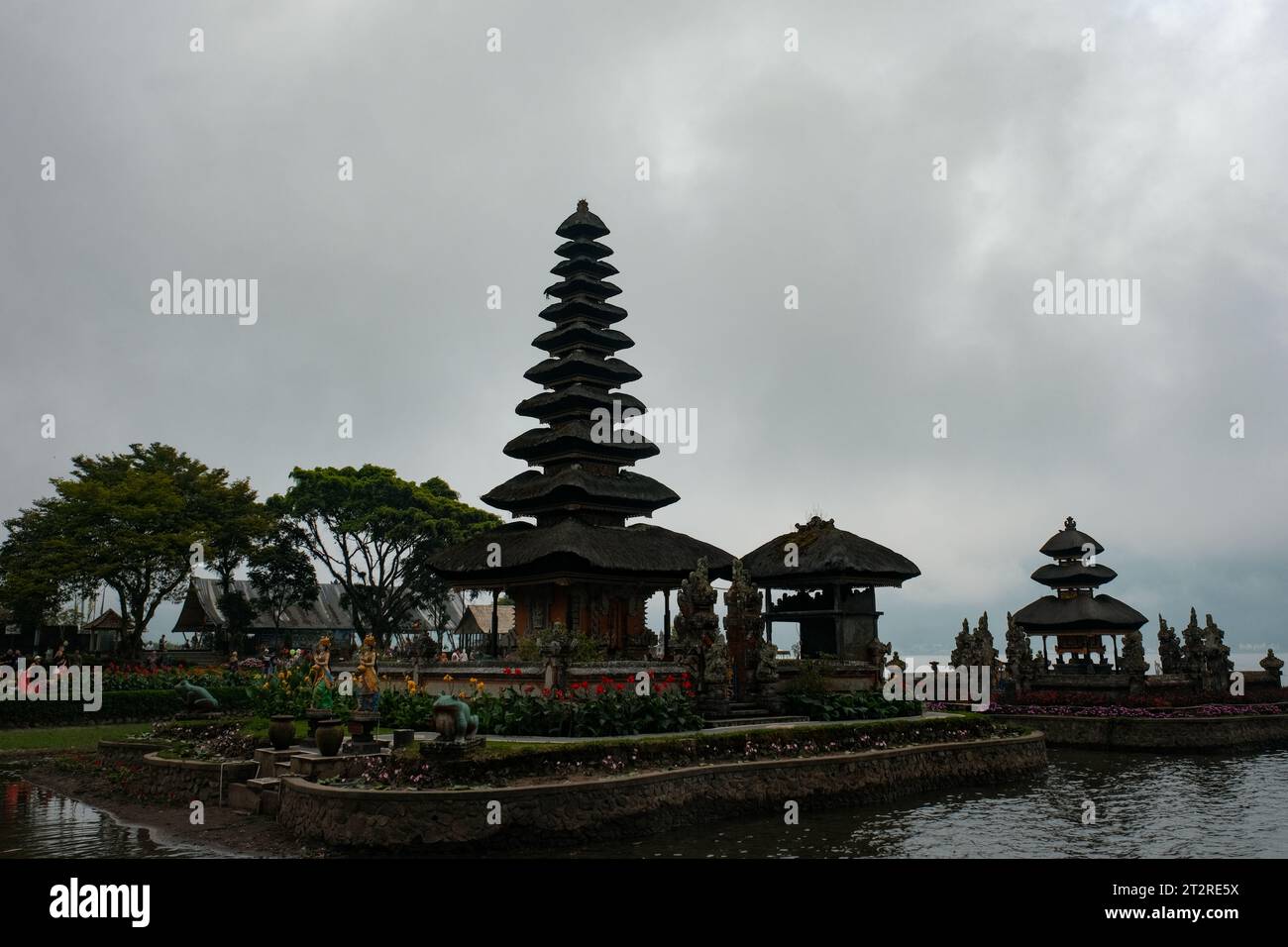 Ammira l'iconico Tempio di Ulan Batur, la più famosa attrazione di Bali, sullo sfondo di una bellezza serena. Questo santuario sacro emana tranquillità Foto Stock