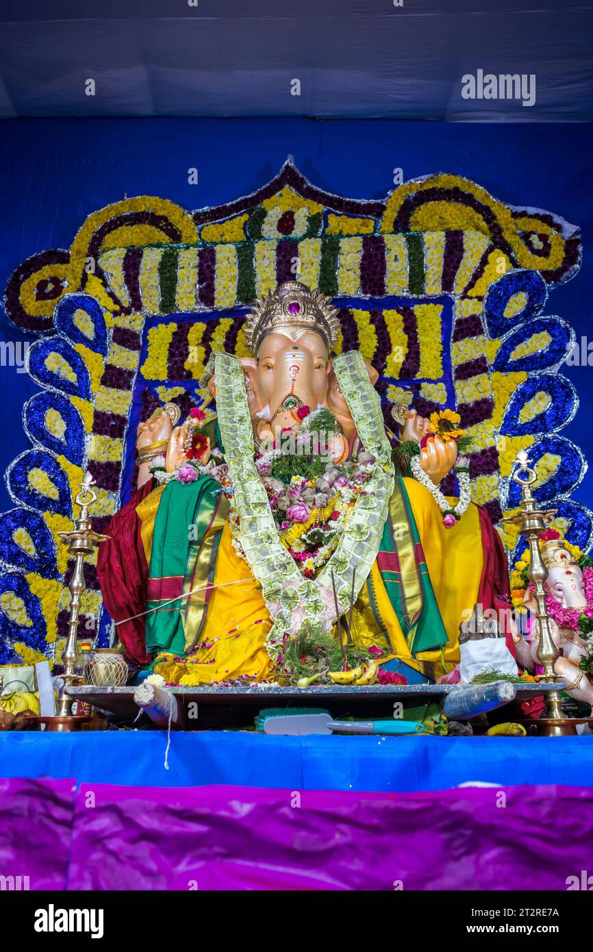 Un bellissimo idolo del Signore Ganesha che viene adorato in un mandal a Mumbai per l'auspicious festival indiano di Ganesh Chaturthi Foto Stock