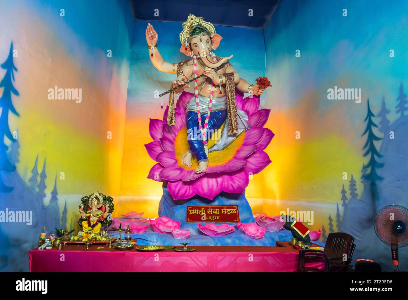 Un bellissimo idolo del Signore Ganesha che viene adorato in un mandal a Mumbai per l'auspicious festival indiano di Ganesh Chaturthi Foto Stock