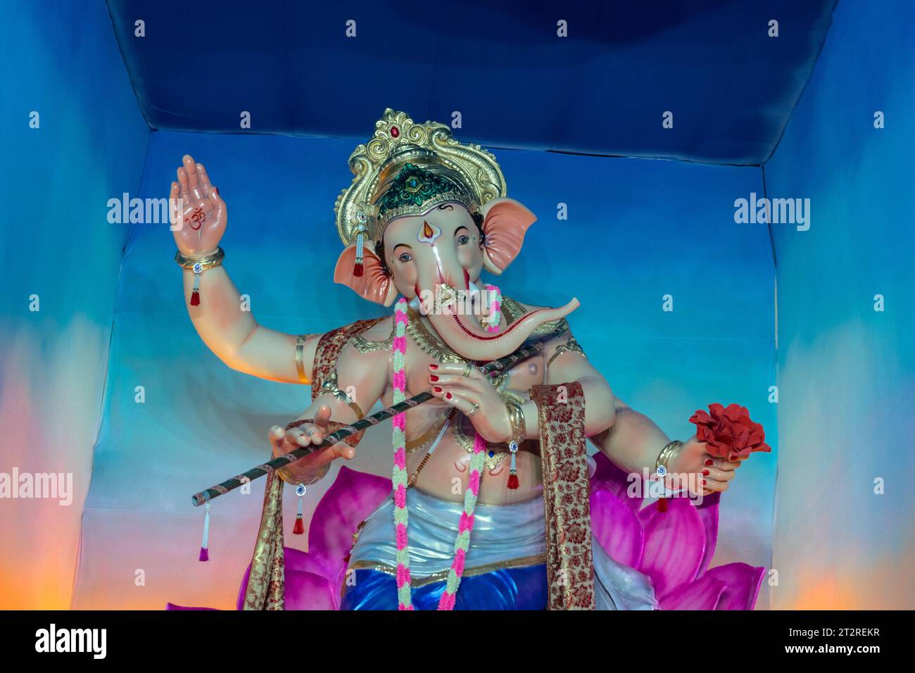 Un bellissimo idolo del Signore Ganesha che viene adorato in un mandal a Mumbai per l'auspicious festival indiano di Ganesh Chaturthi Foto Stock