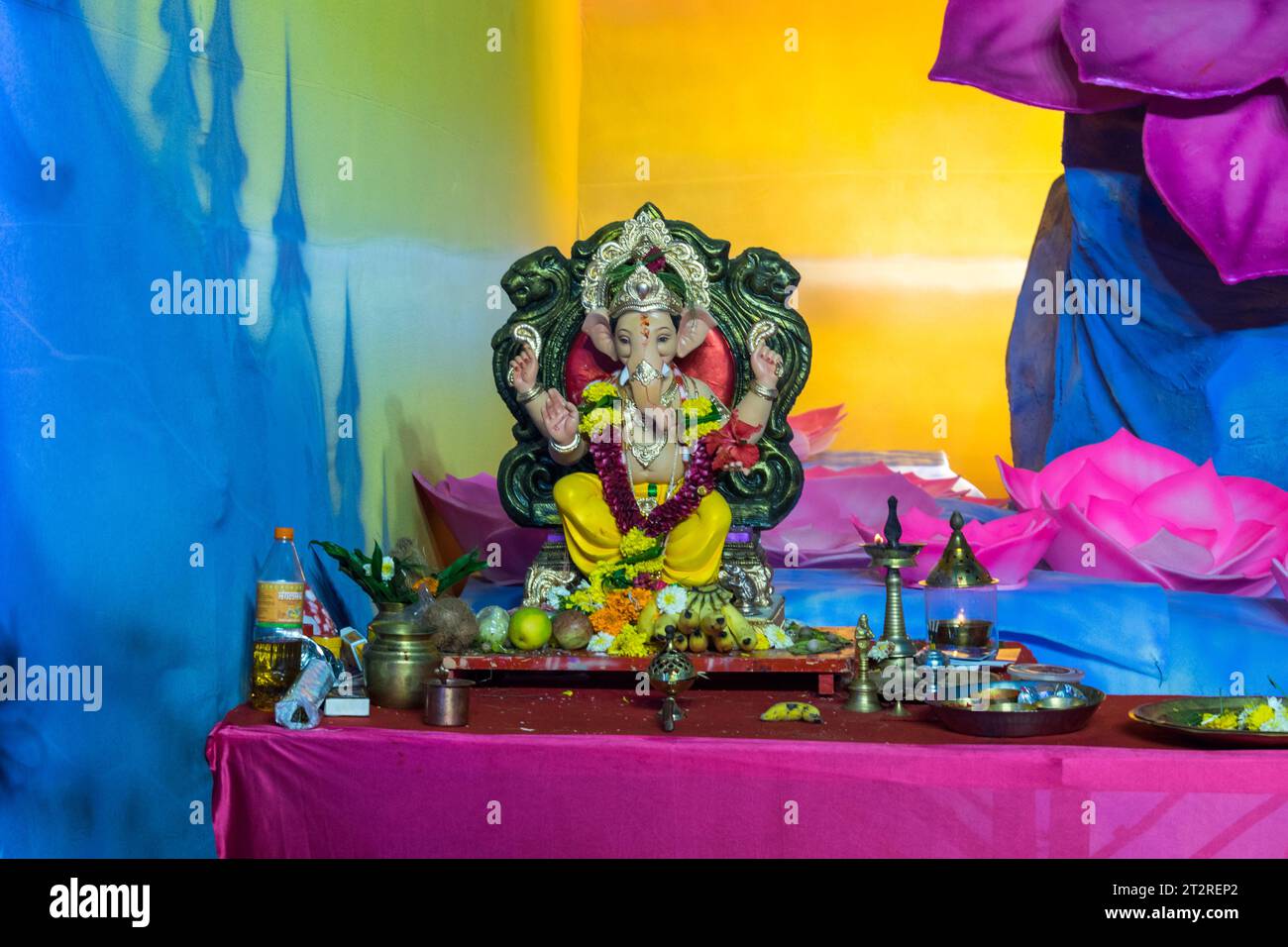 Un bellissimo idolo del Signore Ganesha che viene adorato in un mandal a Mumbai per l'auspicious festival indiano di Ganesh Chaturthi Foto Stock