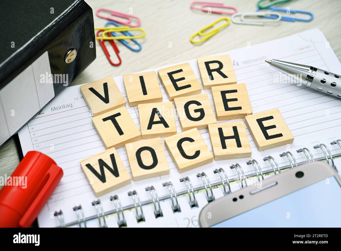 Kalender und Schriftzug Vier-Tage-Woche *** Calendario e scrittura quattro giorni settimana Foto Stock
