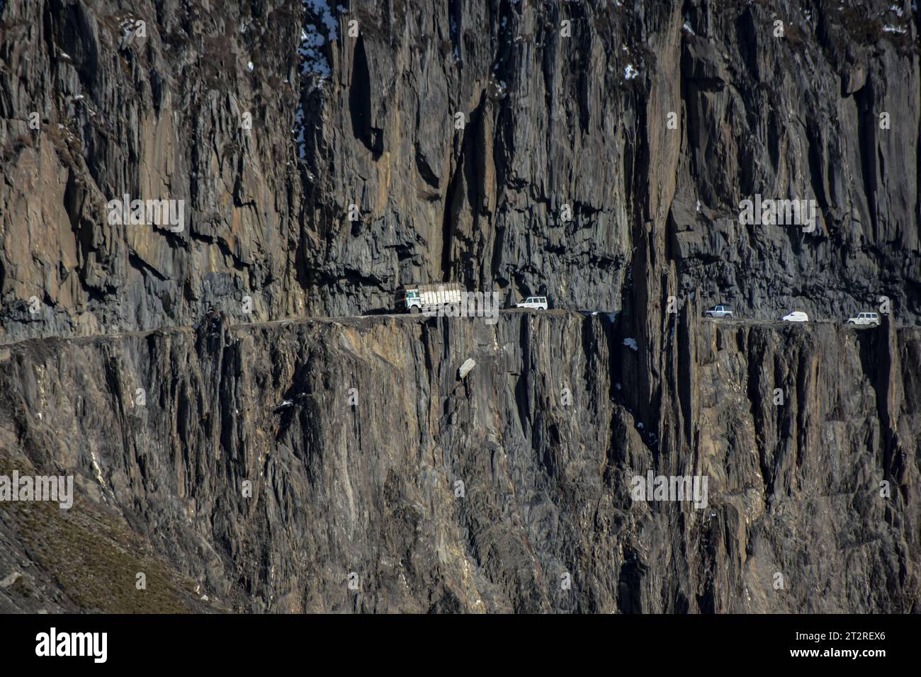 I veicoli si spostano attraverso Zojia, un pericoloso passo di montagna dell'Himalaya, che collega la valle del Kashmir al territorio dell'Unione del Ladakh al confine con la Cina. Zojila è un alto passo di montagna ad un'altitudine di 3,536 m (11.601ft) sopra il livello del mare, noto anche come "passo di montagna delle Blizzards". (Foto di Saqib Majeed / SOPA Images/Sipa USA) Foto Stock