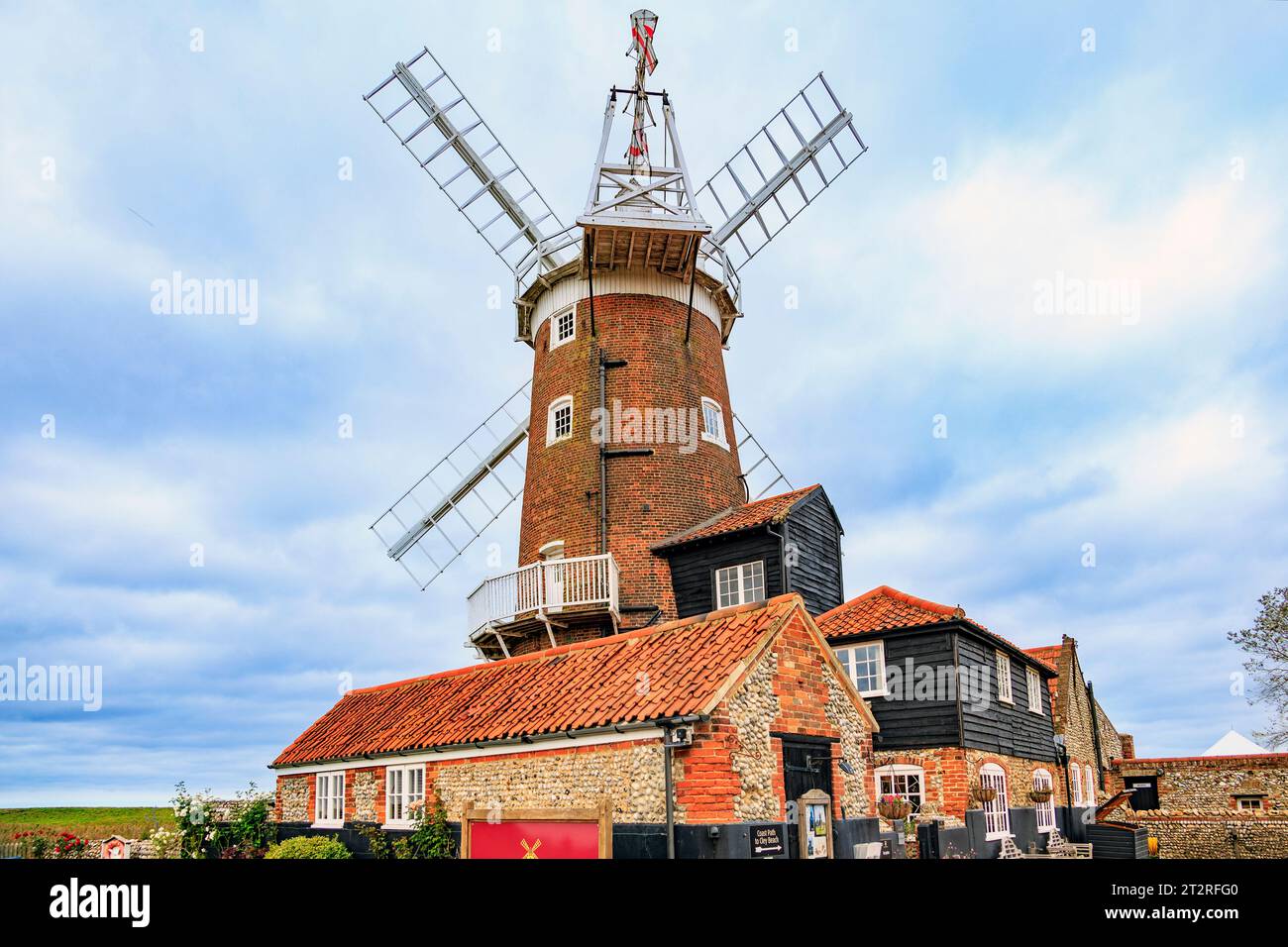 Lo storico mulino a vento a torre classificato di grado II a Cley Next the Sea, costruito nel 1819, è ora una pensione e luogo di matrimonio, Norfolk, Inghilterra, Regno Unito Foto Stock