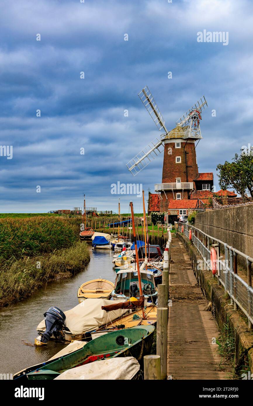 Lo storico mulino a vento a torre classificato di grado II a Cley Next the Sea, costruito nel 1819, è ora una pensione e luogo di matrimonio, Norfolk, Inghilterra, Regno Unito Foto Stock