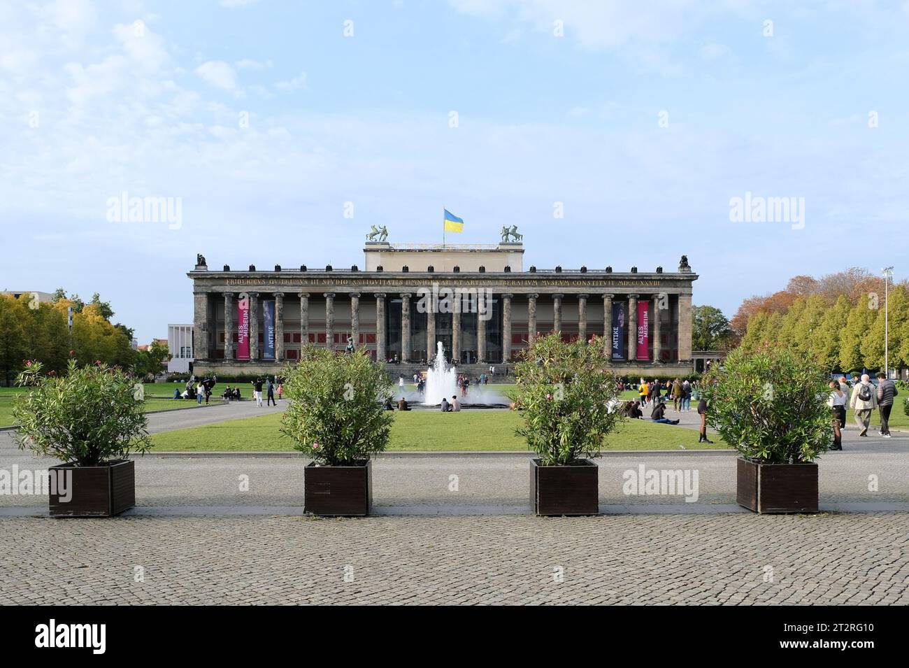 Berlino, Germania, 13 ottobre 2023, vista autunnale sull'affollato Lustgarten verso il Museo Vecchio. Foto Stock