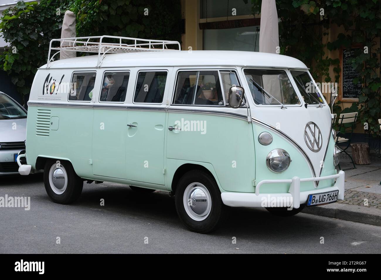 Berlino, Germania, 14 ottobre 2023, storico bus VW T 1 in livrea verde e bianca della galleria del vino "Nö!" Foto Stock